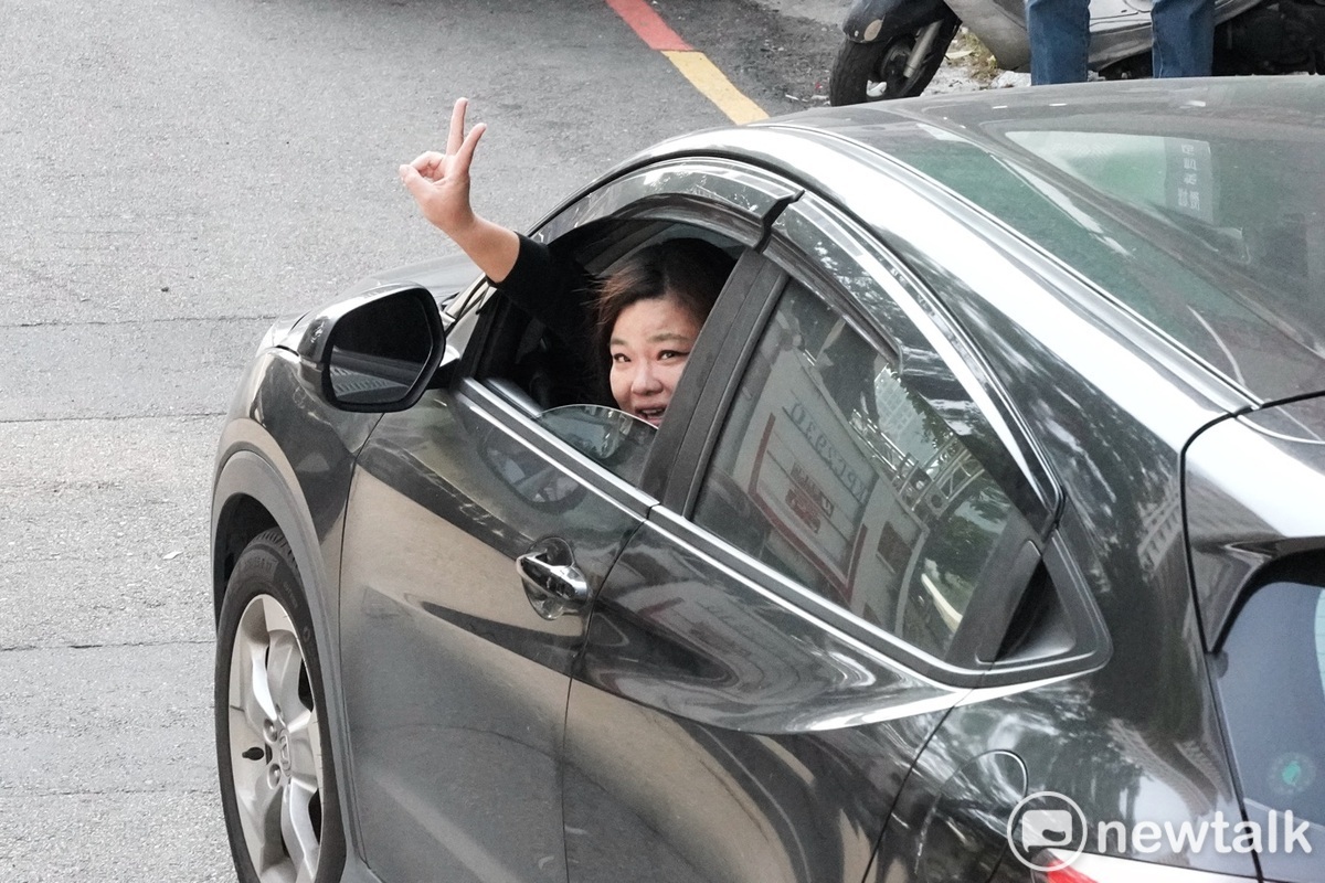 一位開車的民眾對著賴清德比出二號手勢。 圖：張良一/攝