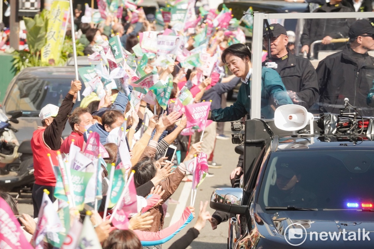 賴清德和加油的民眾握手。 圖：張良一/攝