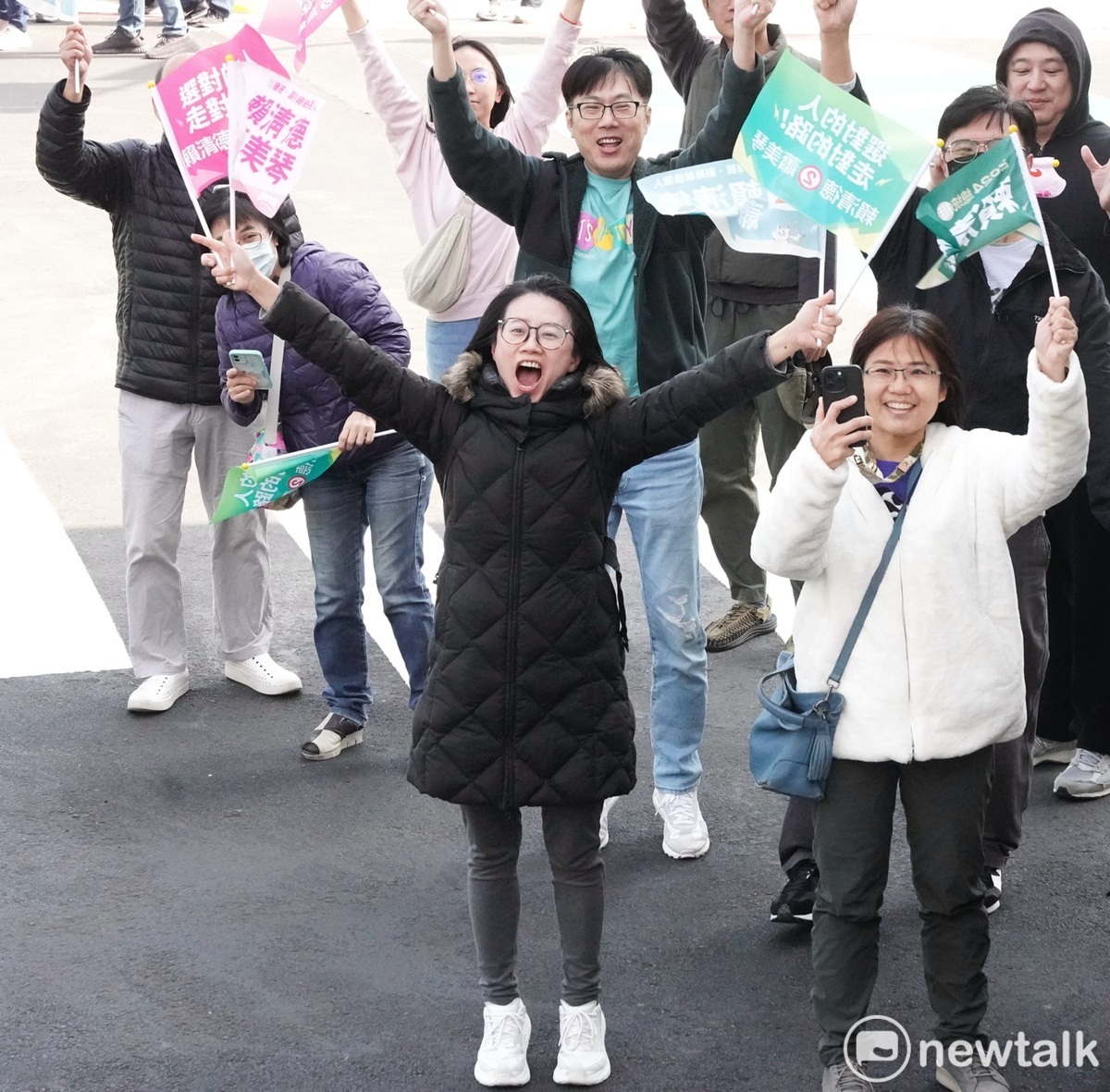 一位民眾熱情的歡迎賴清德。 圖：張良一/攝