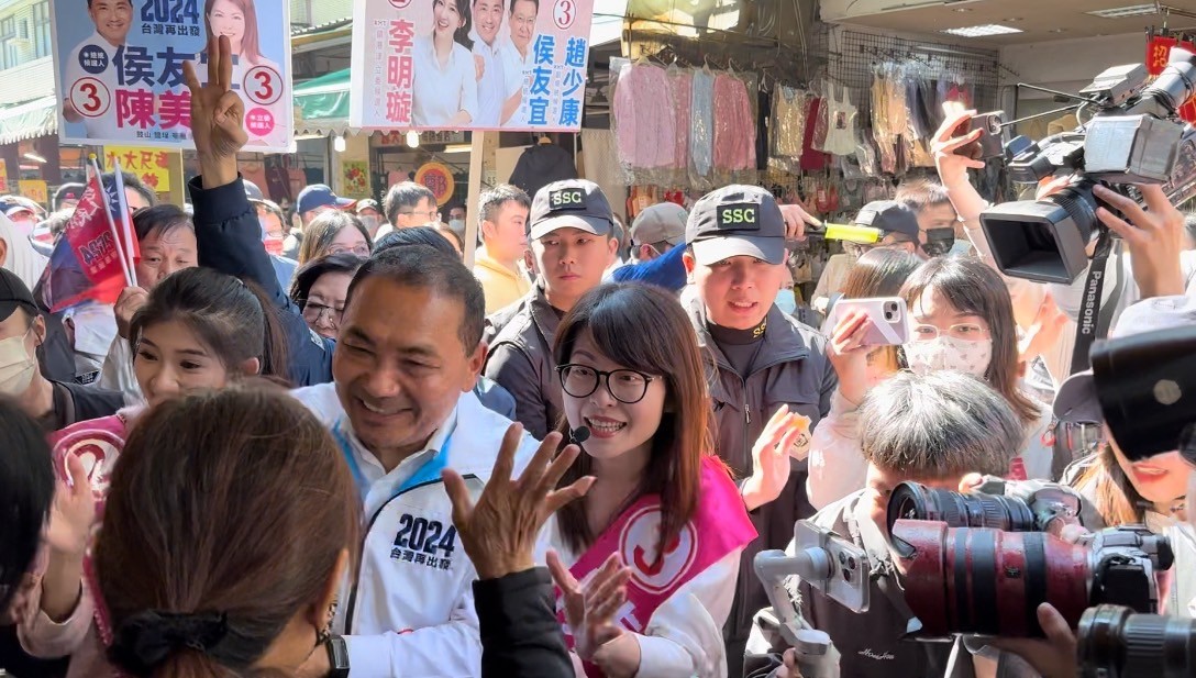 侯友宜南下陪高雄立委候選人掃市場。 圖：陳美雅競總/提供