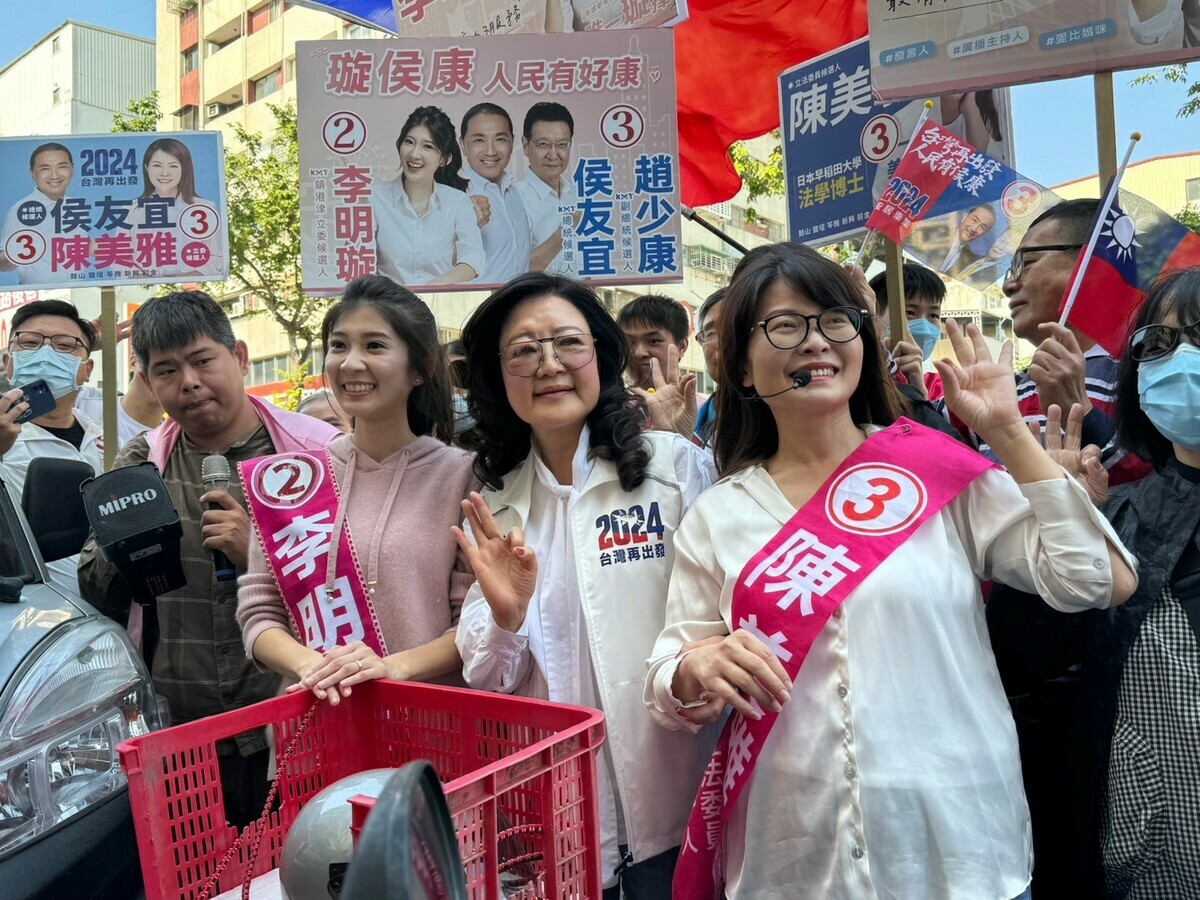 陳美雅(右一)、李明璇(左三)聯合掃街。 圖：陳美雅競總/提供