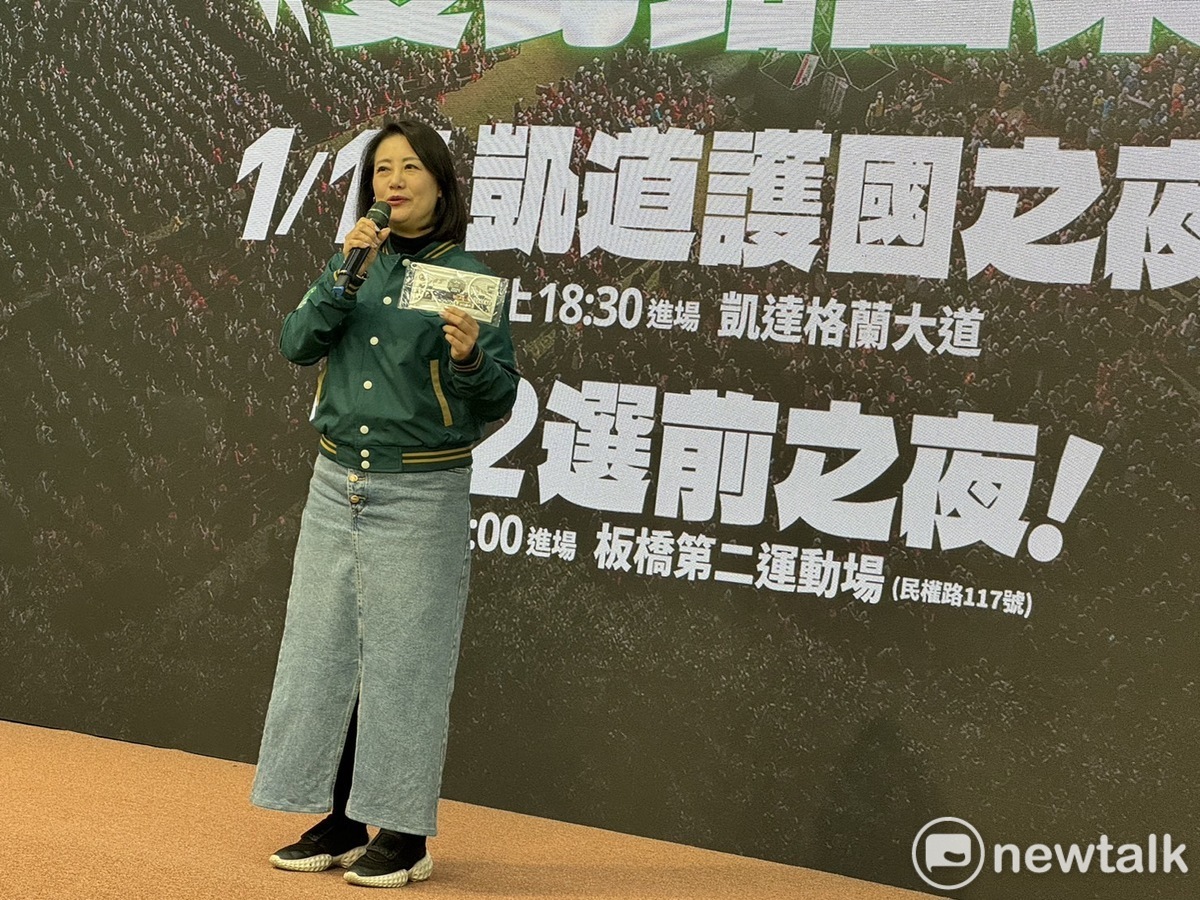 吳思瑤說，由於台北市競選總部此次推出的貓狗紀念口罩非常搶手，因此競總特別追加製作，將在凱道護國之夜現場無限量供應，歡迎全國各地的台灣隊友珍藏留念。 圖：謝莉慧/攝