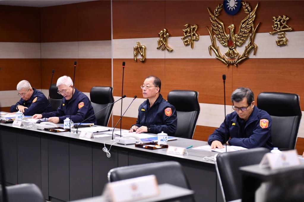 警政署長黃明昭（右二）召開選前專案會議，全力要完成選舉維安任務。 圖：警政署提供