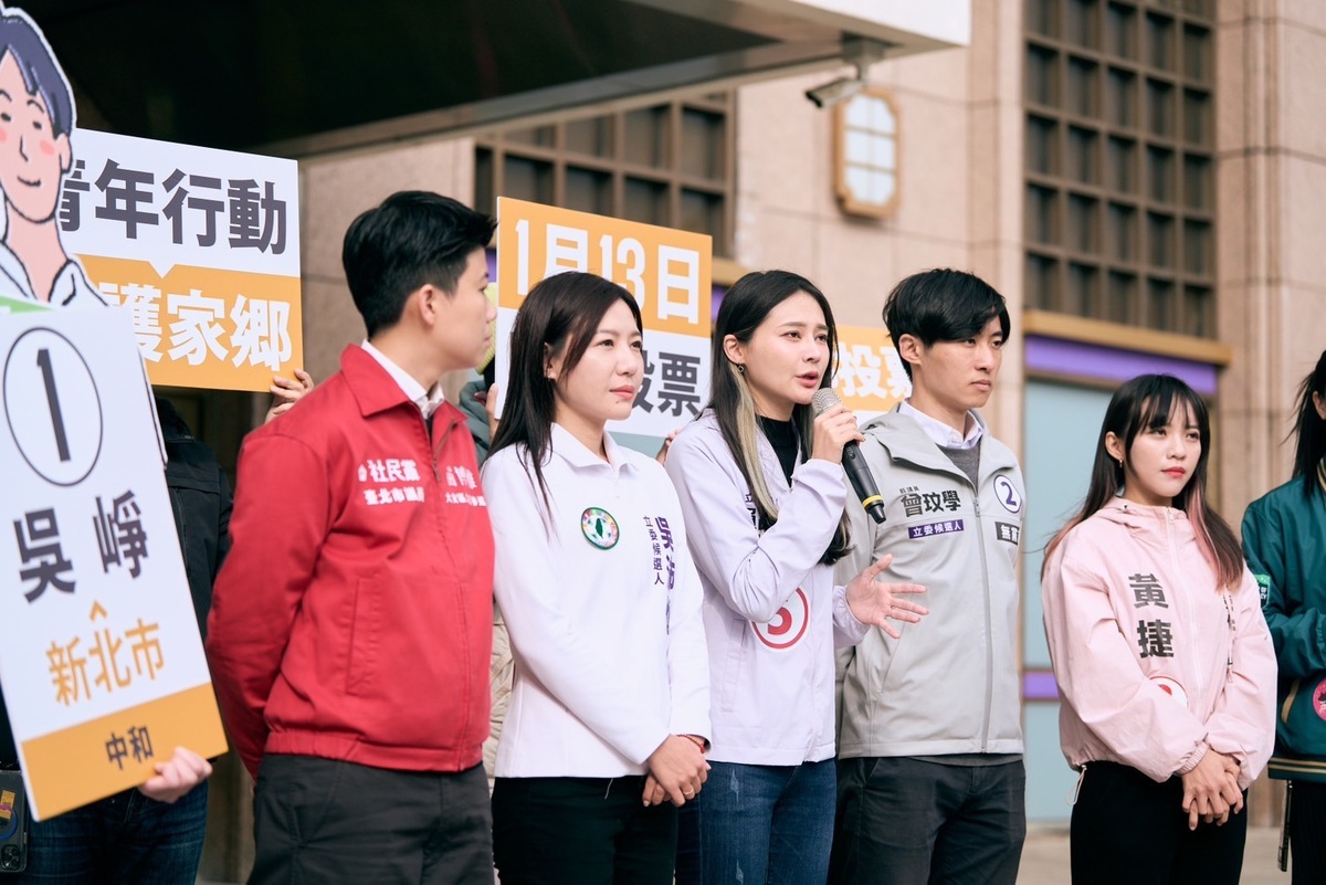 太陽花「這個世代」連線候選人集結北車呼籲全台各地青年返鄉投票。 圖：這個世代/提供