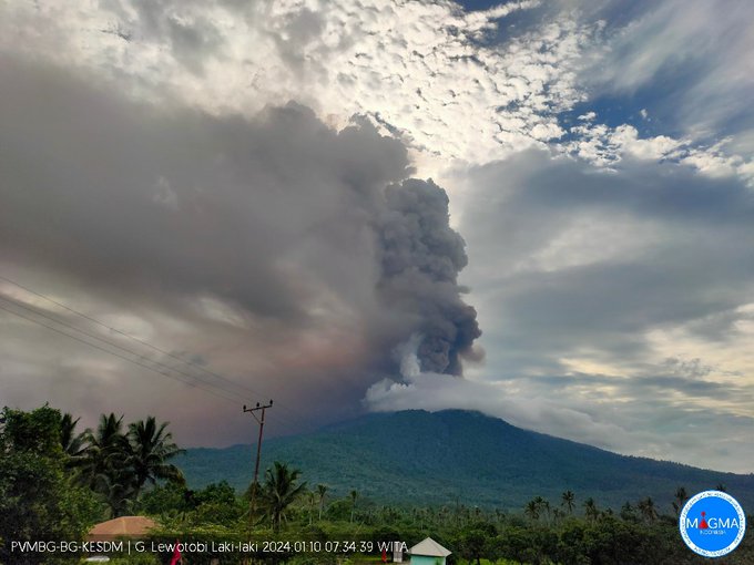 印尼東部弗洛勒斯島的勒沃托比火山於今日早上 7 點 34 分再度噴發。 圖：翻攝自Volcaholic X帳號