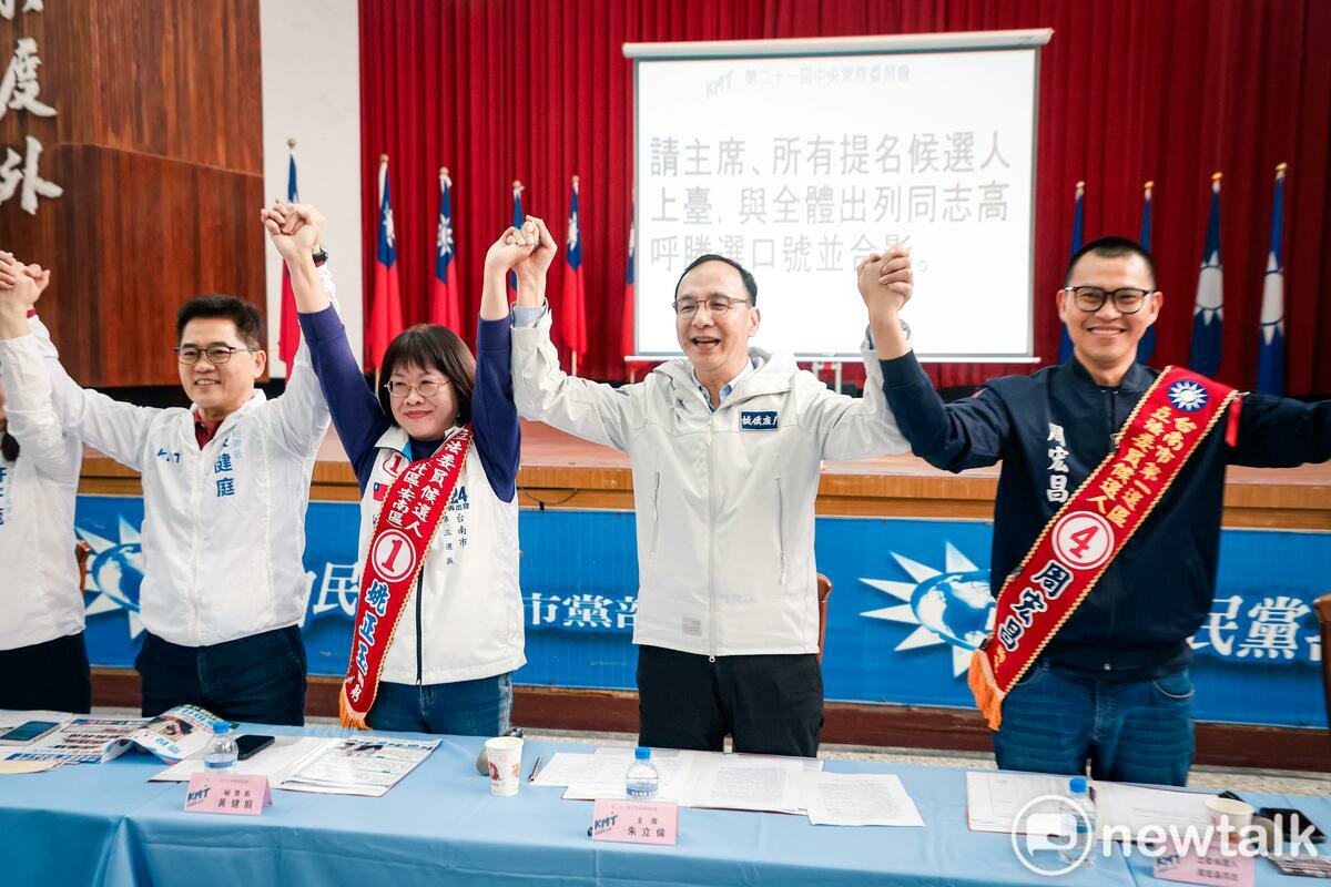 國民黨於台南召開行動勝利中常會，黨主席朱立倫、秘書長黃健庭、台南市黨部主委林進旺、多名中常委、立委候選人和台南市議員出席。朱立倫到場後與現場鄉親一一握手致意，懇請大家同心力挺「侯康配」與國民黨提名立委候選人，一起翻轉台南，為台灣百姓謀幸福。 圖：黃博郎／攝