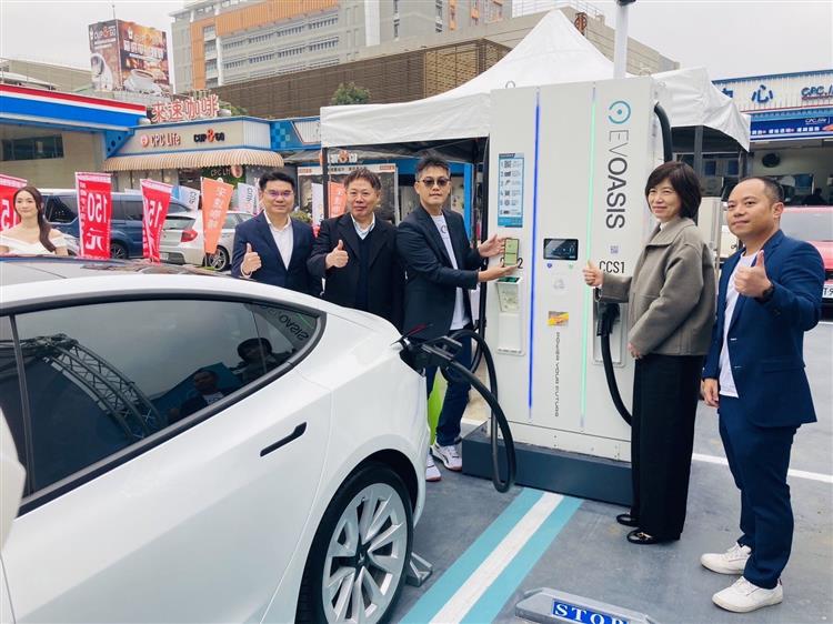 為實現2050淨零碳排，國家發展委員會推動「運具電動化及無碳化」，台灣中油也積極推動，除完成的千座電動機車充換電站之外，中油公司並與科技合作，在全台5座加油站，設立20槍的汽車快速充電槍。 圖：翻攝自台灣中油官網
