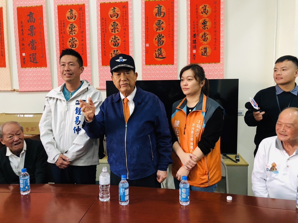 親民黨主席宋楚瑜赴高雄鳳山替立委候選人鍾易仲（圖左）輔選。 圖：親民黨/提供