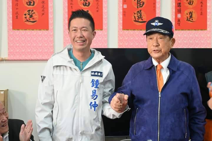 宋楚瑜(右)為鍾易仲(左)站台，並表態總統支持侯友宜。 圖：翻攝鍾易仲臉書