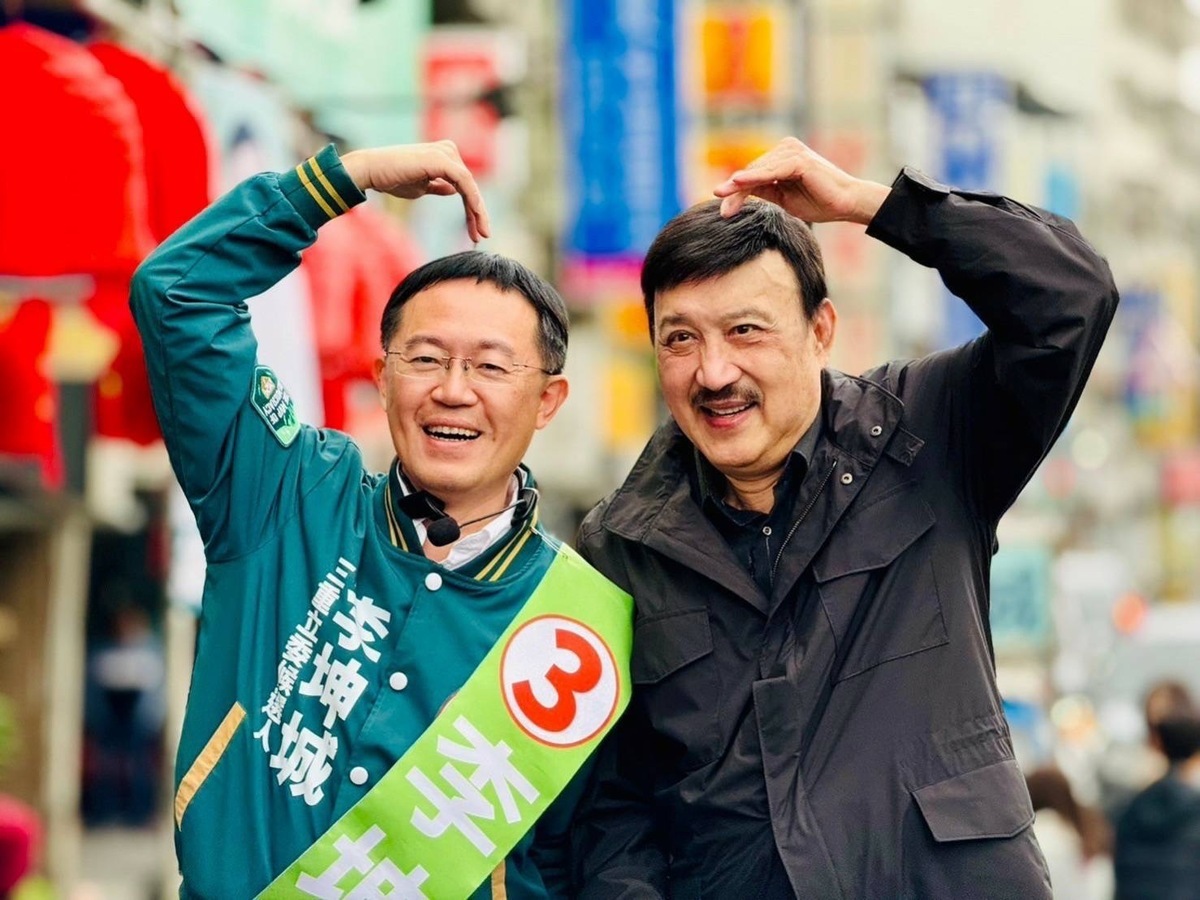 民進黨立法委員余天陪同接棒的三重區立委候選人李坤城車掃拜票。 圖：李坤城競總提供