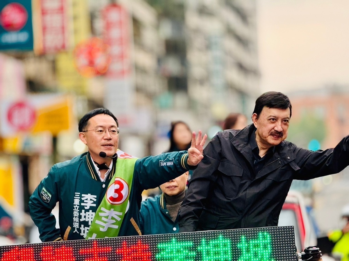 民進黨立法委員余天陪同接棒的三重區立委候選人李坤城車掃拜票。 圖：李坤城競總提供