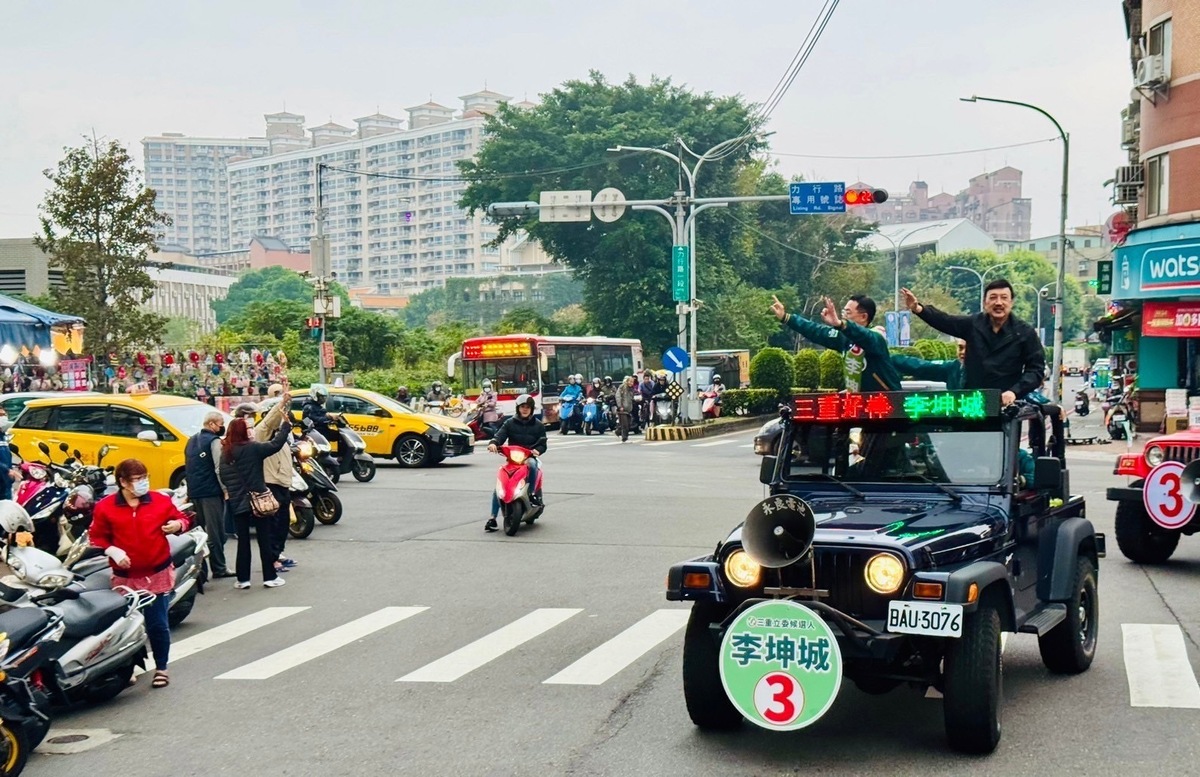 民進黨立法委員余天陪同接棒的三重區立委候選人李坤城車掃拜票。 圖：李坤城競總提供