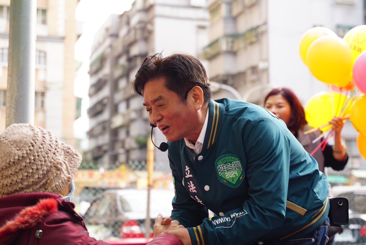 吳琪銘今（10）天到土城斬龍山與金城公園等地宣傳親子政見。 圖：民進黨提供