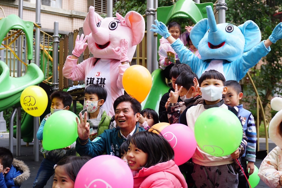 吳琪銘今（10）天到土城斬龍山與金城公園等地宣傳親子政見。 圖：民進黨提供