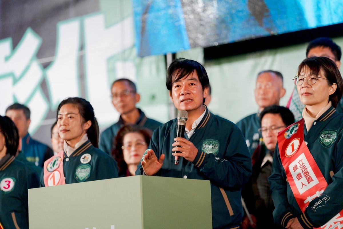 賴清德晚間赴鹿港出席彰化選前萬人造勢，頂著燒聲、吹著海風發表談話。 圖：賴清德競總提供