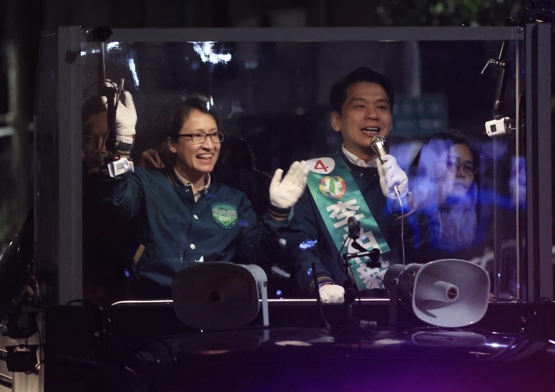 蕭美琴(左)陪李柏毅(右)夜掃左楠。 圖：李柏毅競總/提供