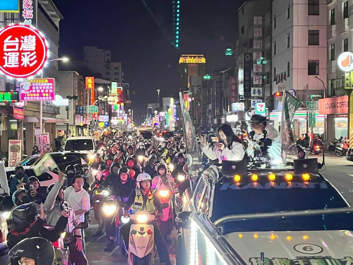 民進黨不分區立委排名第14的王義川（立車上者右起）車掃活動前進高雄，力挺候選人黃捷，尾隨的機車數量破千，聲勢驚人。 圖：翻攝自黃捷臉書