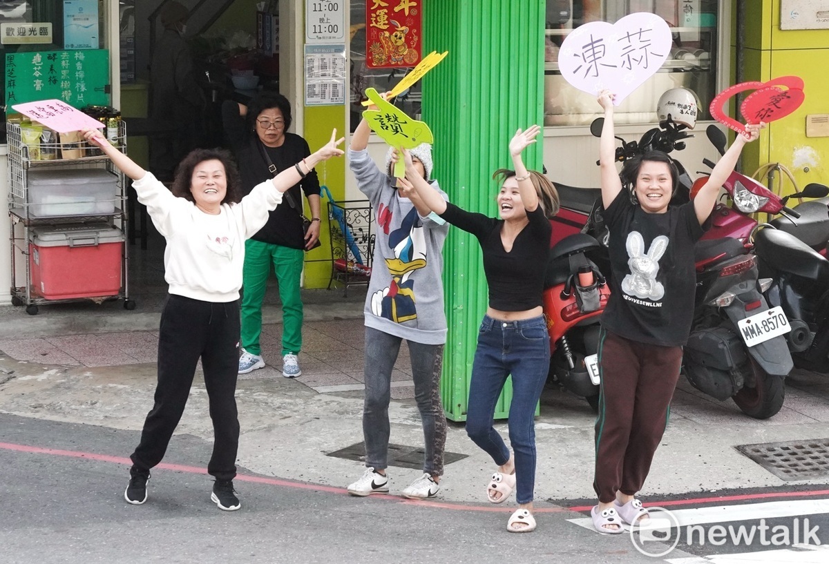 一些台南市民開心的向賴打招呼。 圖：張良一/攝