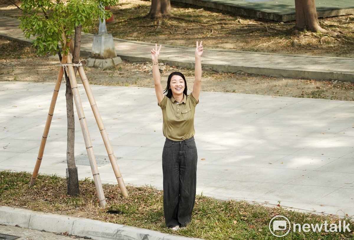 一位年輕女性開心的高舉2號手勢。 圖：張良一/攝