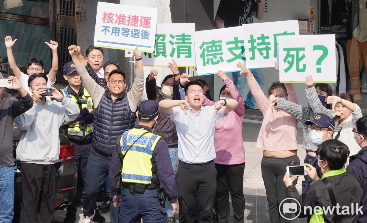 賴清德在台中市區掃街拜票時，一些年輕人舉著「賴清德支持廢死？」和「核准捷運不用等選後」等手舉牌，並比倒讚，向賴嗆聲。 圖：張良一/攝