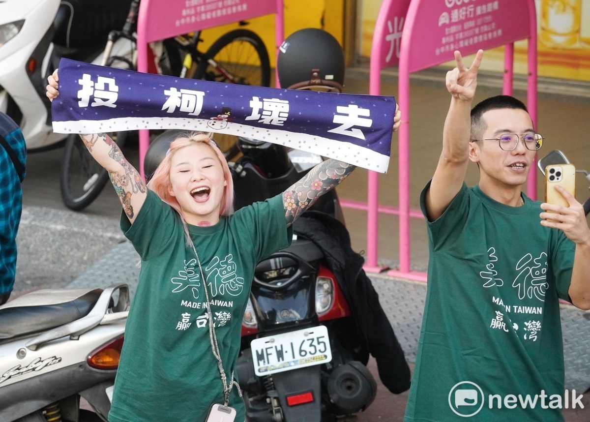 賴清德全台大車掃首日經過台南時，一位女性選民高舉著「投柯壞去」布條，表達堅定支持。 圖：張良一/攝