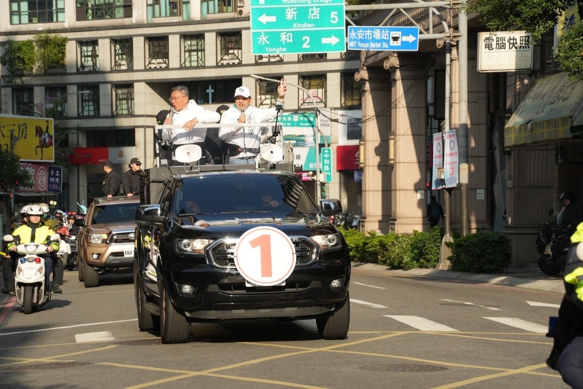 民眾黨總統候選人柯文哲今與黨籍新北市立委候選人邱臣遠車掃。 圖：民眾黨 / 提供