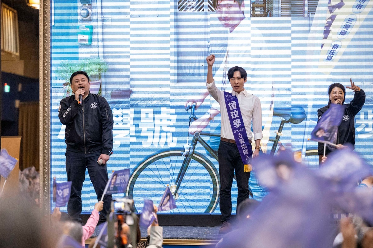 無黨籍立委候選人曾玟學（中）是苗栗人栽培的民意代表，這次以無黨籍身分加入民進黨「民主大聯盟」競選立委，相信可以為苗栗帶來好的改變。 圖：翻攝自曾玟學臉書