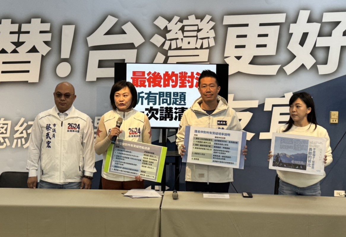 鍾易仲(右)由同黨議員陪同召開記者會。 圖：國民黨高雄市黨部/提供