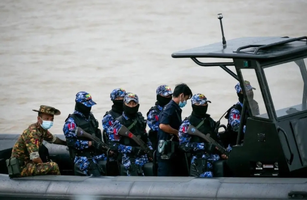 緬軍一直在透過水陸調動部隊，以維持港口安全。 圖 : 翻攝自唐駁虎