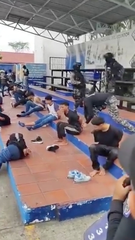 當前有數百名士兵，包括坦克，正在瓜亞基爾和首都基多（Quito）的街道上巡邏。全國各地的學校仍然關閉，課程在線上進行。 @NotiDebatientes