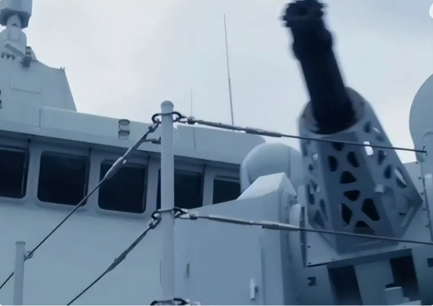南昌艦調整 1130 近防砲方向。 圖：翻攝自河東三叔