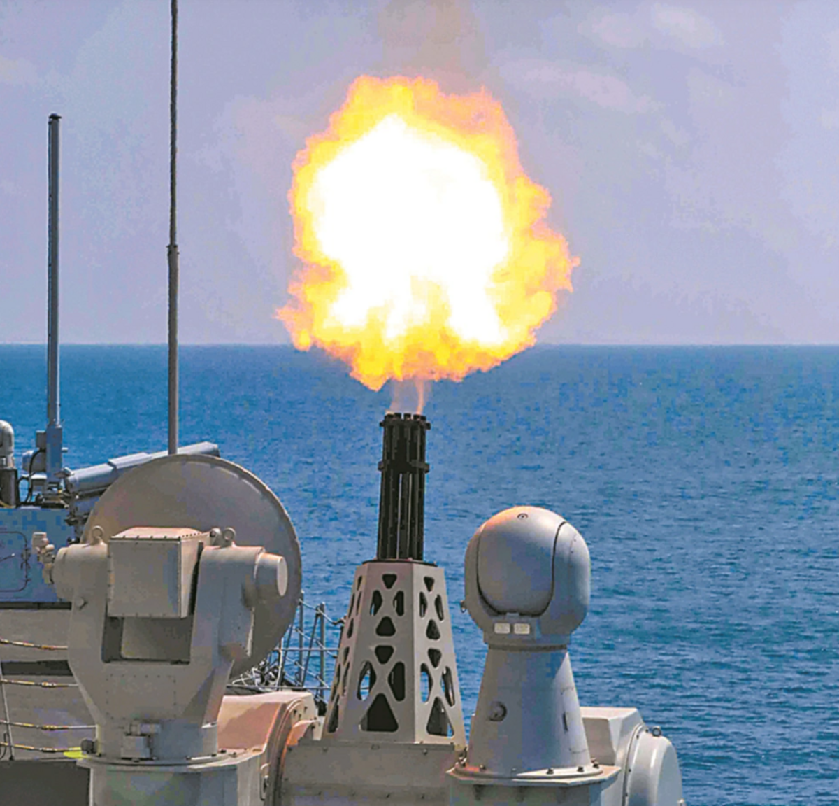 南昌艦進防砲開火。(資料照片) 圖：翻攝自河東三叔