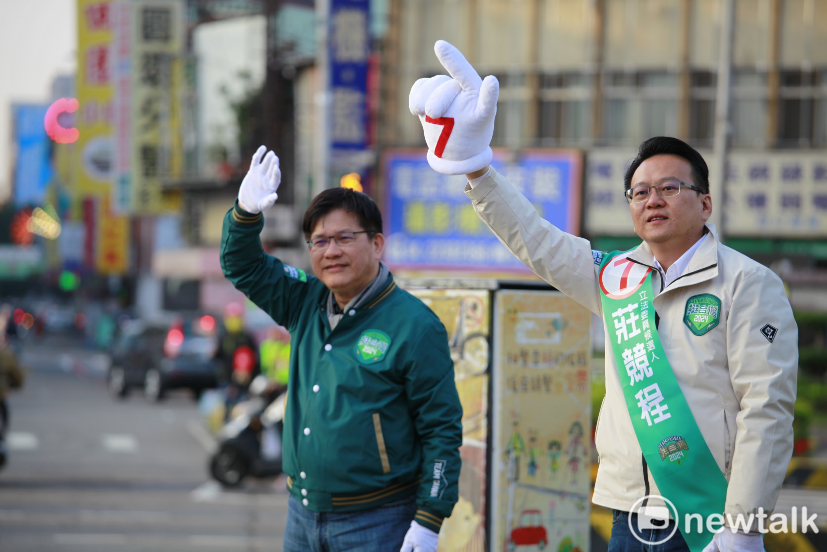 莊競程站路口拜票，林佳龍陪同相挺連任。 圖：黃宣尹攝