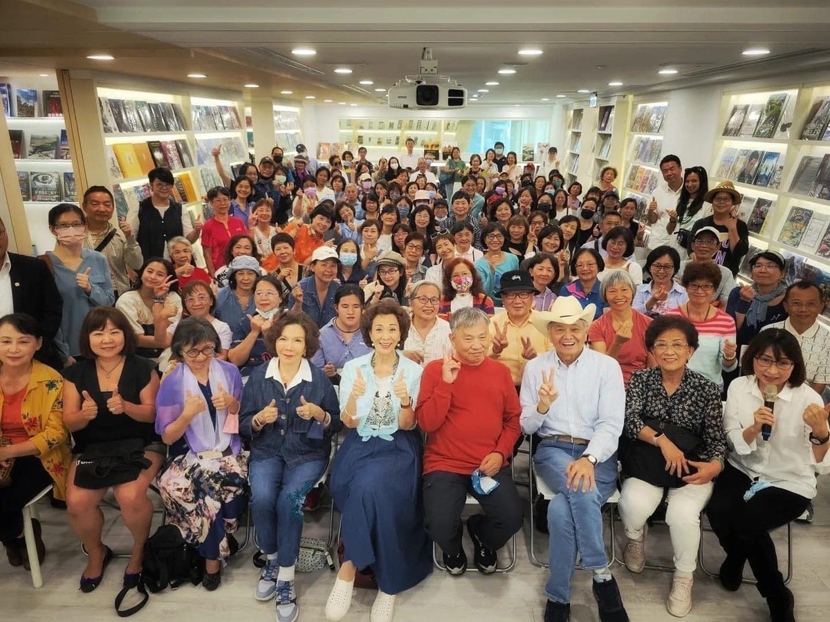 奇哥創辦人陶傳正 (第一排右三) 至書屋演講，與益品書屋創辦人戴勝益 (第一排右四) 合影。 圖：益品書屋／提供
