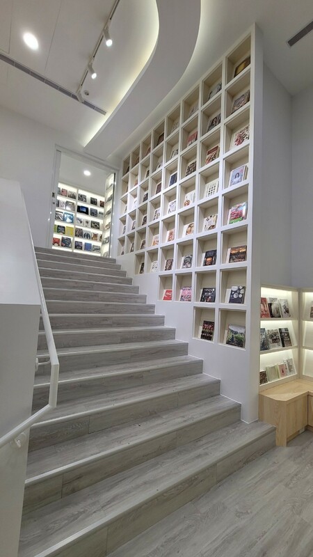 多彩繽紛的書牆，像是一幅獨特的畫作。 圖：益品書屋／提供