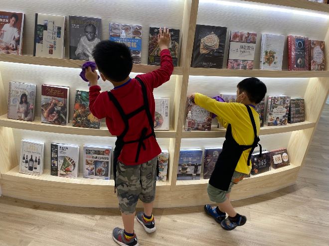 書屋舉辦的小小館長活動，讓孩子增加生活體驗與樂趣。 圖：益品書屋／提供