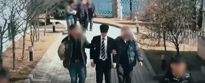 中共國安宣傳影片《我是誰》中，逮捕間諜陳偉的畫面。 圖：擷取自國安宣工作室宣傳影片《我是誰》