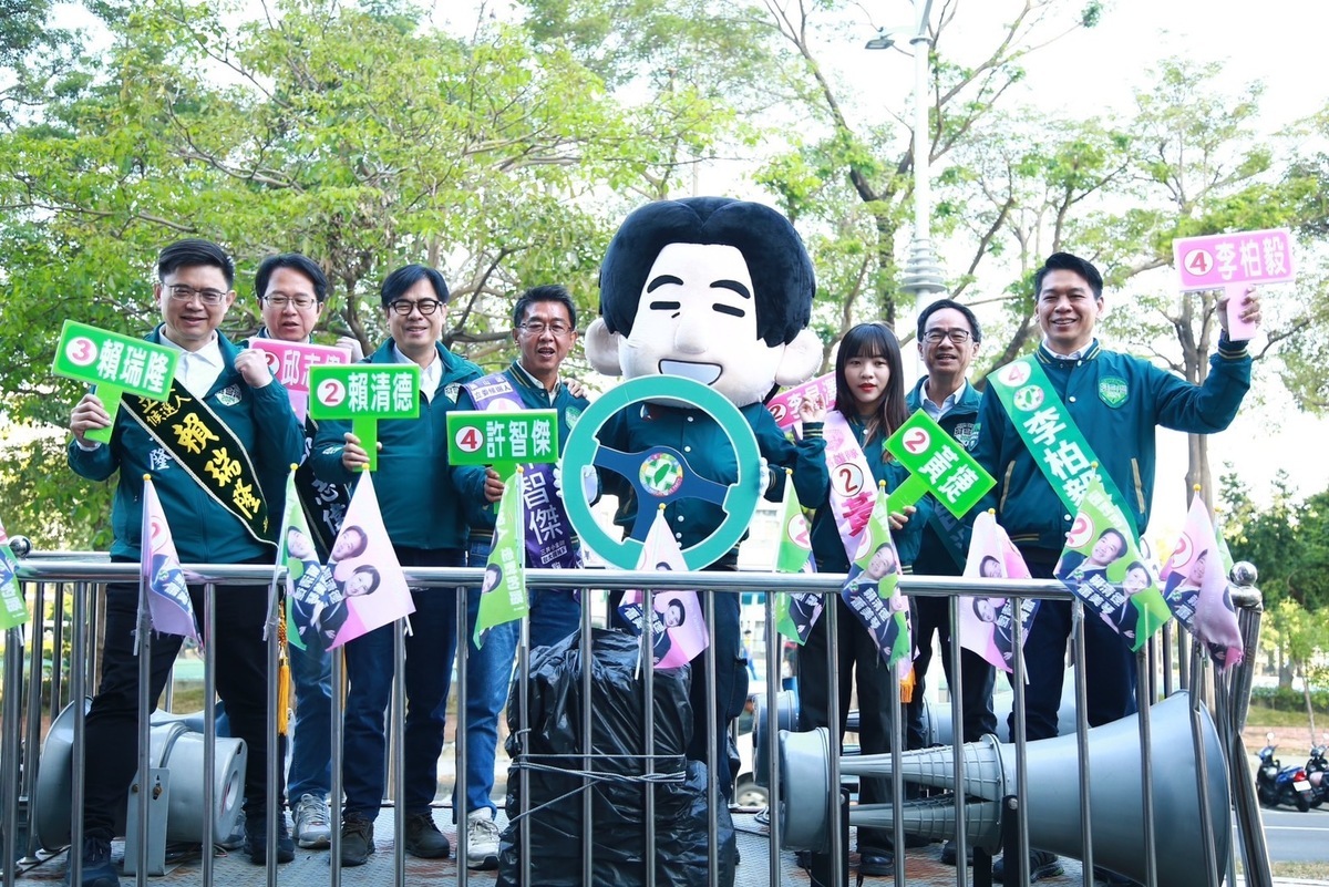 陳其邁(左三) 率立委候選人車掃拉票。 圖：賴蕭高雄競選總部/提供