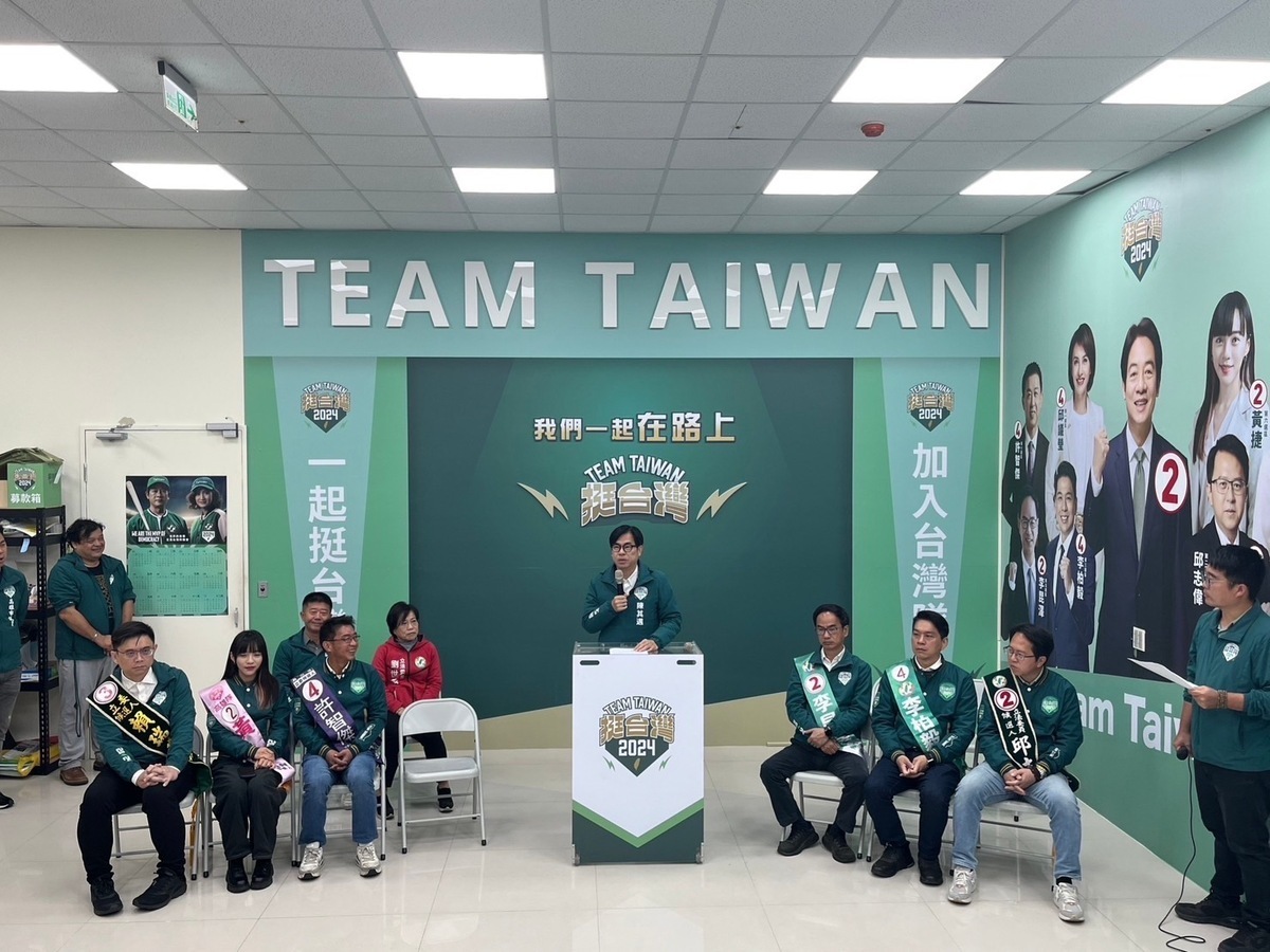 陳其邁(中)召開記者會拼「八席全壘打」。 圖：賴蕭高雄競選總部/提供