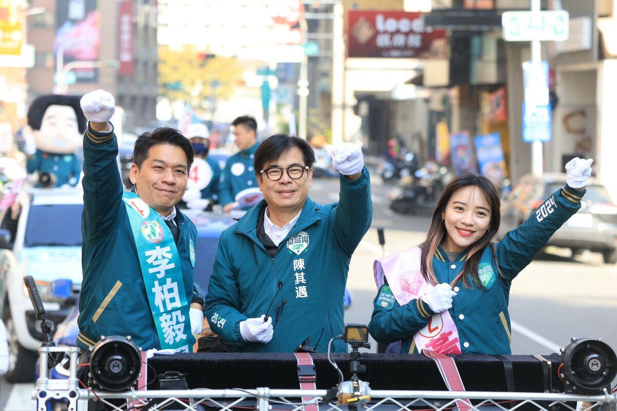 陳其邁(中)、黃捷(右)陪李柏毅(左)車掃。 圖：李柏毅競總/提供