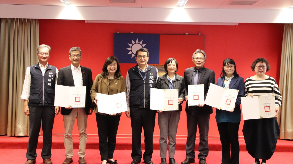 秘書長黃崇典（中）頒發聘書予外聘委員。 台中市政府/提供
