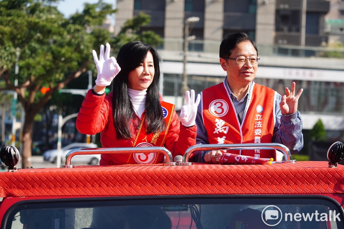 張善政陪同萬美玲車隊掃街拜票。 圖：林昀真/攝
