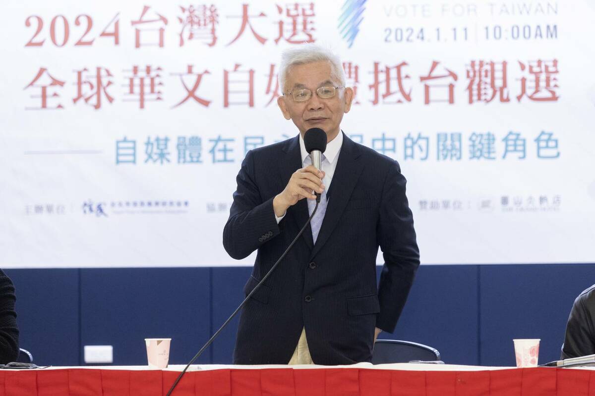 信民兩岸研究協會理事長黃清龍表示，台灣如何在當年是一警察國家，變成如今舉世公認民主化程度最高的國家，這一路走來的發展軌跡，可以為來到台灣的觀選團成員帶來許多啟發。 圖：信民兩岸研究協會提供。
