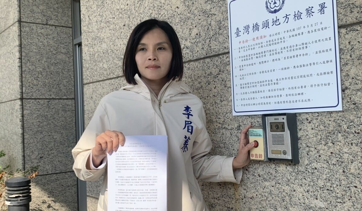 李眉蓁前往橋檢按鈴提告康裕成等三人。 圖：李眉蓁競總/提供