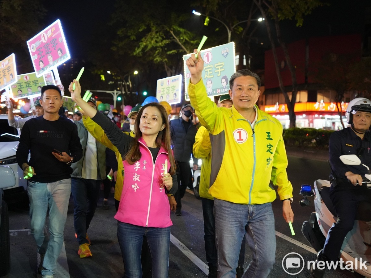 選戰進入白熱化階段，台南市第六選區立委王定宇推出「5日大潦街」行動，期待能透過每場300人，搭配鼓車、螢光棒、發光手舉牌等嘉年華會遊行方式，激發出選民最大熱情。 圖：王定宇競選總部提供