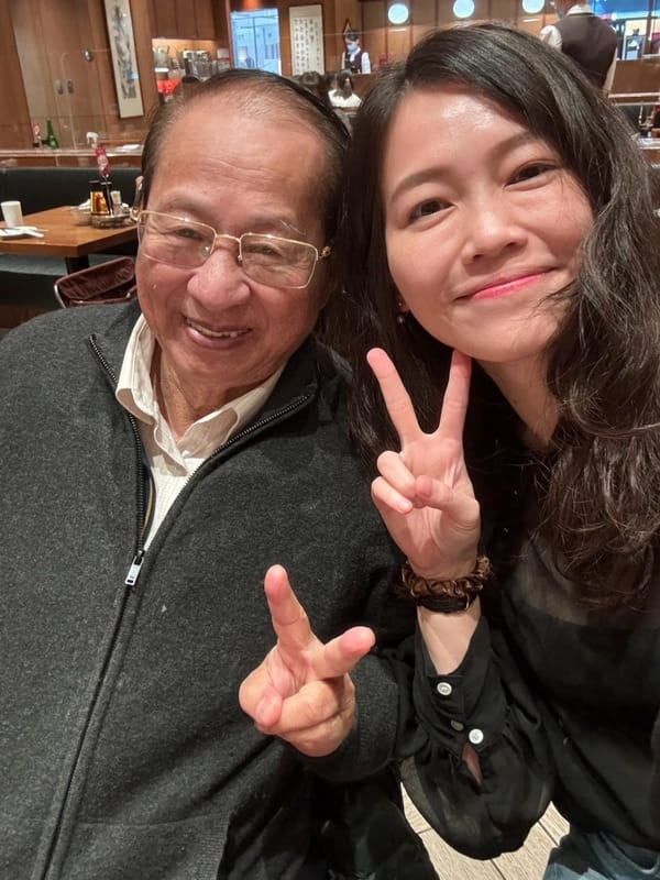 台灣基進內湖南港區立委候選人吳欣岱今（11）日臉書發文表示，今日特地與「半導體女王」蘇姿丰的父親蘇春槐會面。圖為蘇父與吳欣岱合照。 圖:吳欣岱提供