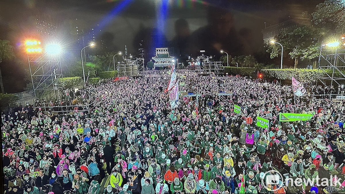 民進黨登上凱道造勢，還未開場就湧入3萬人。 圖：黃宣尹攝