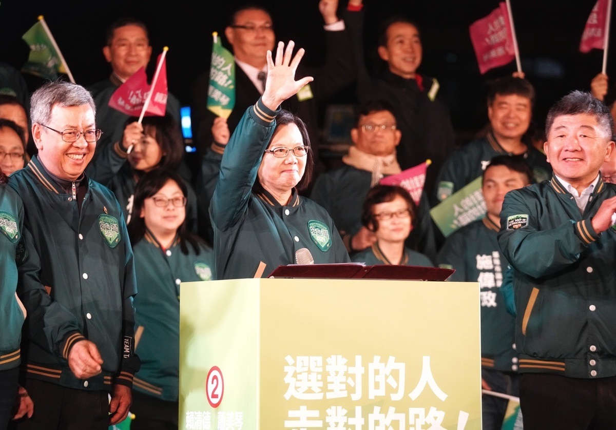 蔡英文總統和行政院長陳建仁、前衛福部長陳時中。 圖：張良一/攝