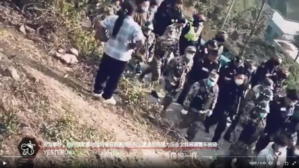在承諾不再騷擾苗族村子並道歉後，貴州省安龍縣石灰窯村冬瓜嶺被俘虜的特警終於被村民釋放。 圖：擷取自昨天X帳號公布影片