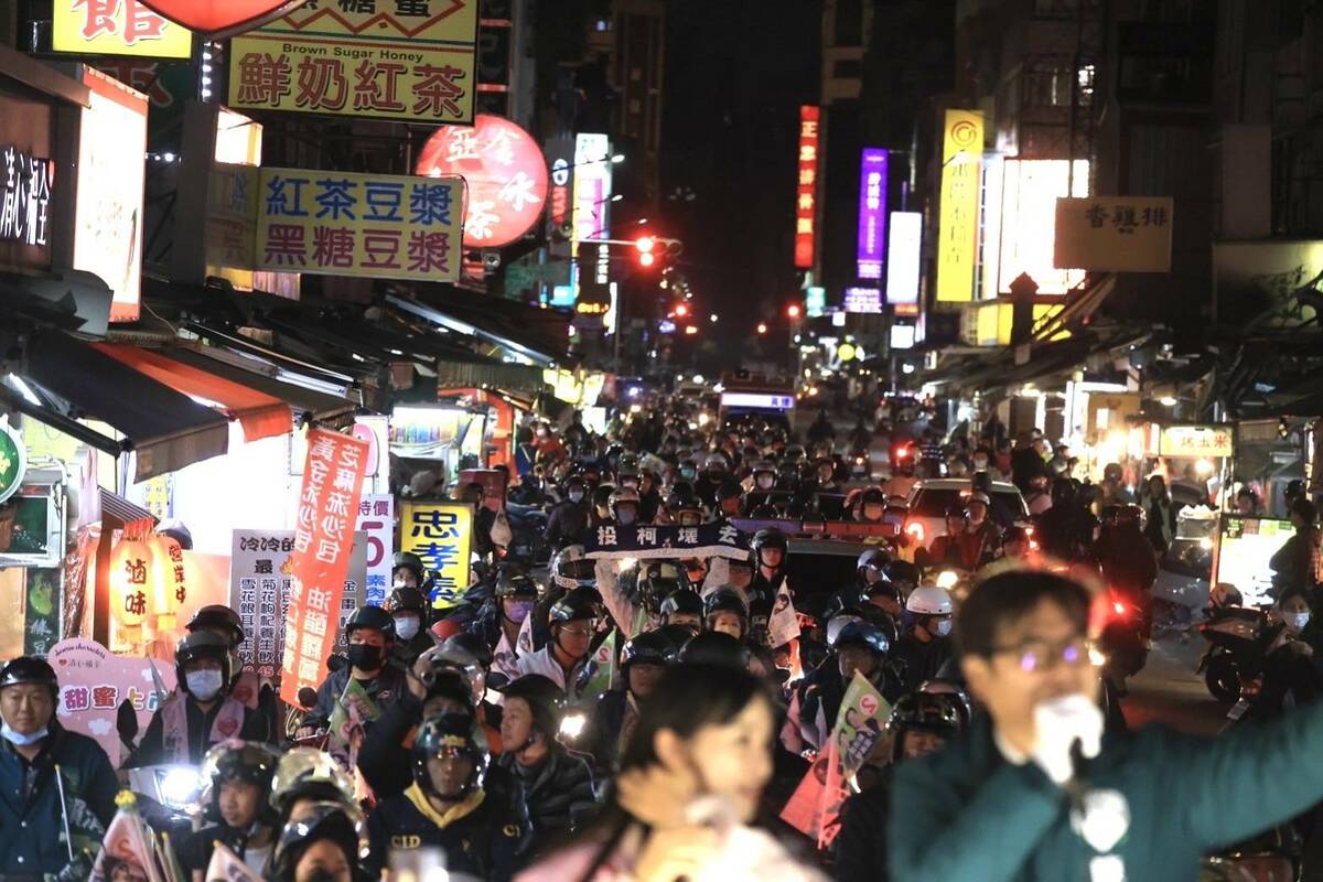 陳其邁陪同黃捷車隊掃街，人氣超旺。 圖：黃捷辦公室提供